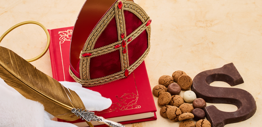 Sinterklaas 2025 afbeelding met mijter, sinterklaasboek, chocoladeletter en pepernoten
