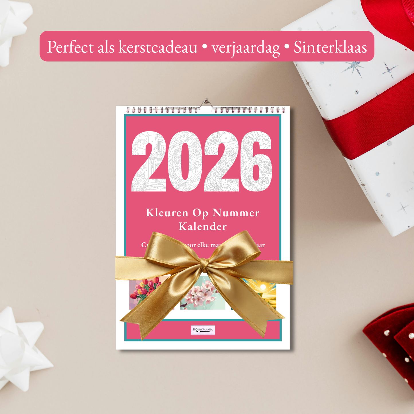 Festive afbeelding van de HobbyMania Kleuren Op Nummer Kalender 2026 met gouden strik, perfect als cadeautip voor kerst en Sinterklaas.
