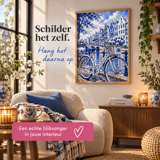 Schilderij Delfts Blauw Fiets bij de Gracht ingelijst aan de muur in een sfeervolle woonkamer